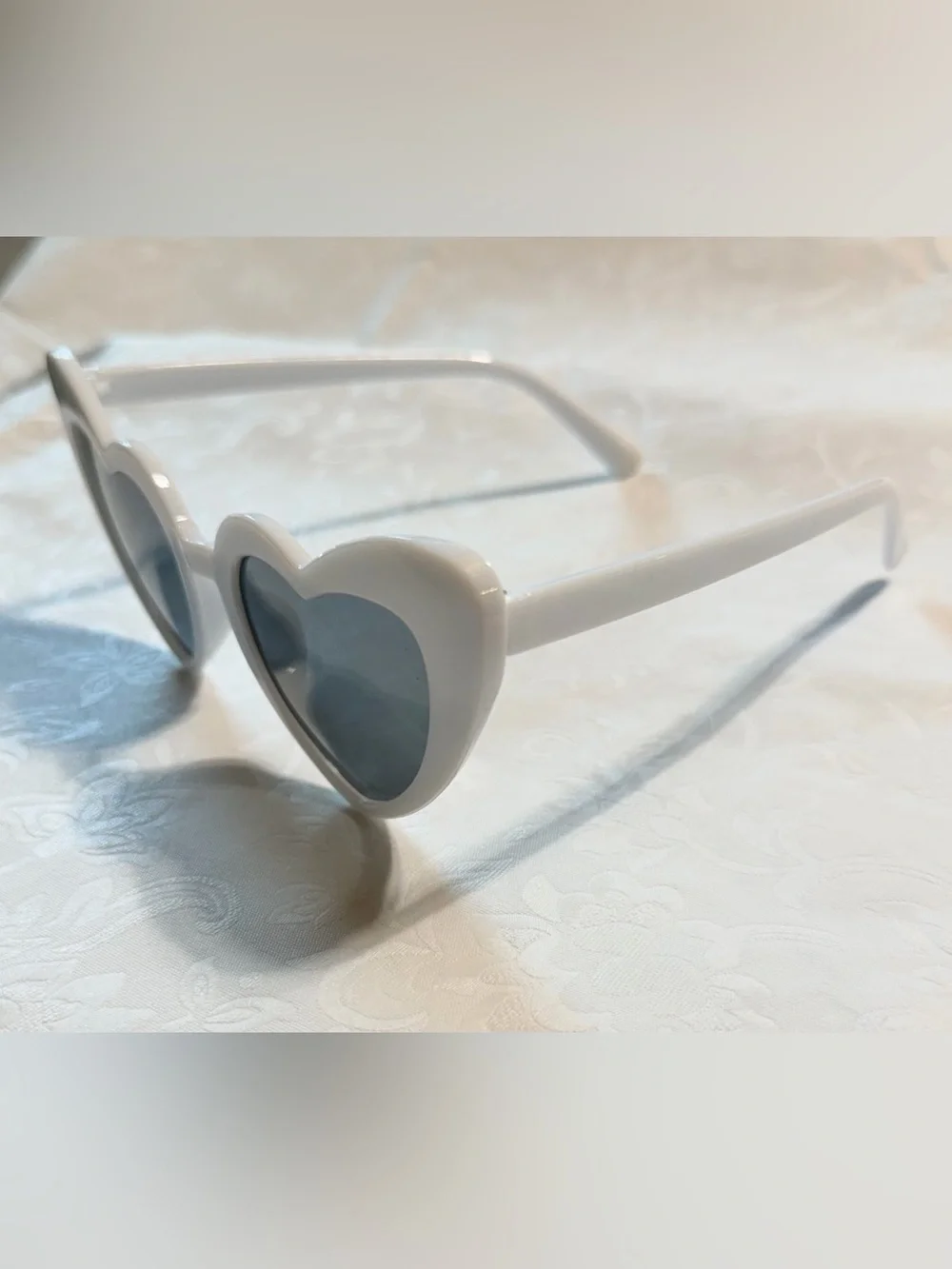 Unbranded pairs sunglasses